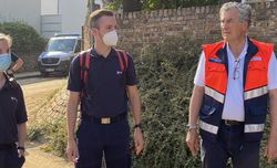 In Odendorf besuchte der Präsident Einsatzkräfte aus Meckenheim, Bornheim und Bad Honnef die den Sanitätsdienst für die örtliche Bevölkerung stellen und ließ sich von den Eindrücken der vergangenen Tage berichten.